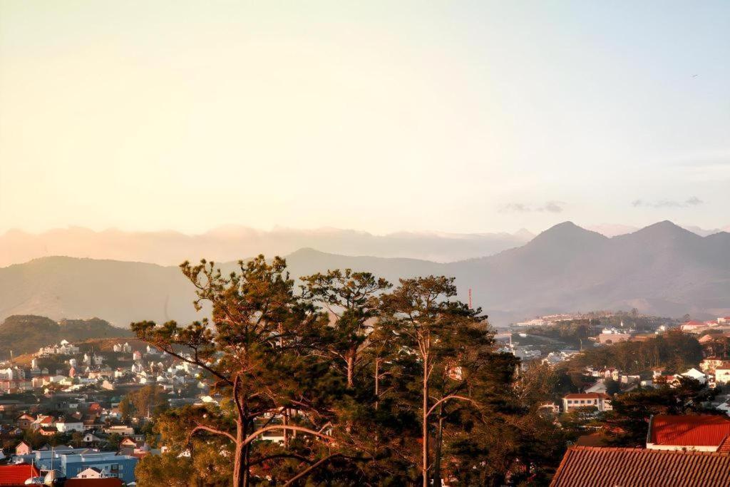 Hoa Sen Vang Hotel Dalat Exterior photo